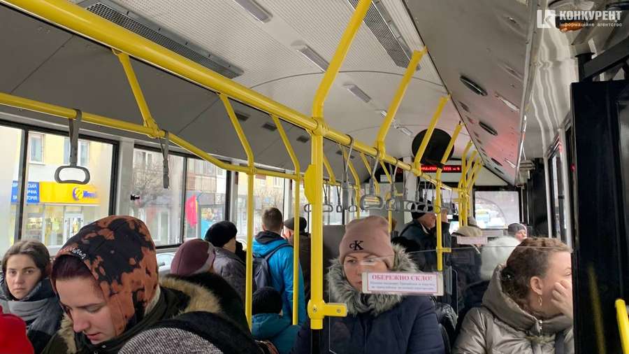 Пасажири нового тролейбуса><span class=