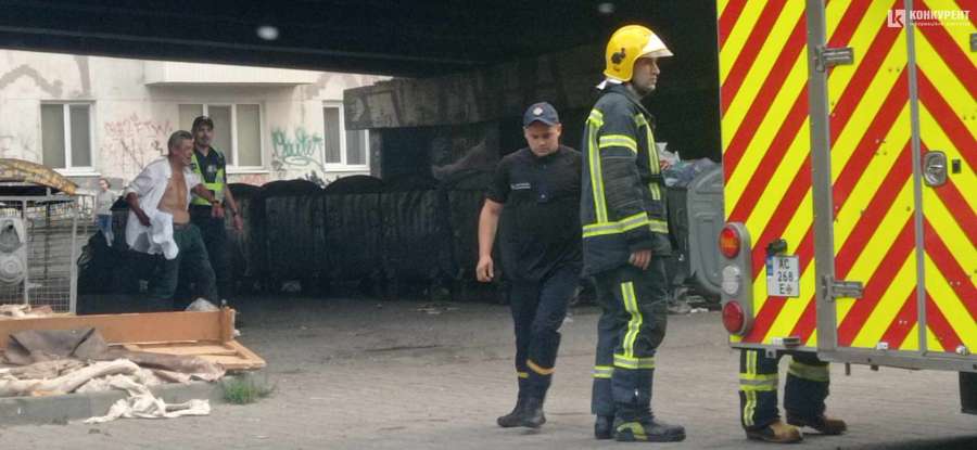 Безхатько гасив вогонь ногою: у Луцьку під мостом – пожежа (фото)