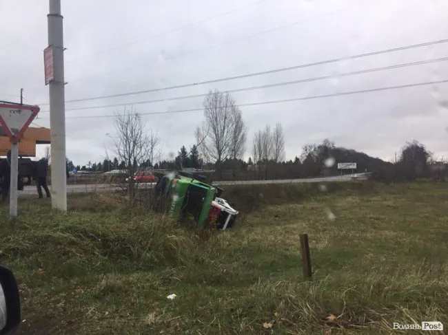 Біля Луцька евакуатор і машина злетіли у кювет