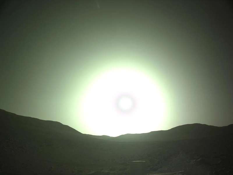 Марсохід NASA зафіксував приголомшливий «блакитний» захід Сонця (фото)