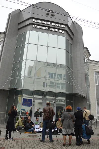 Луцькі активісти «лежали» під адмінсудом проти поновлення «ментів» (оновлено)