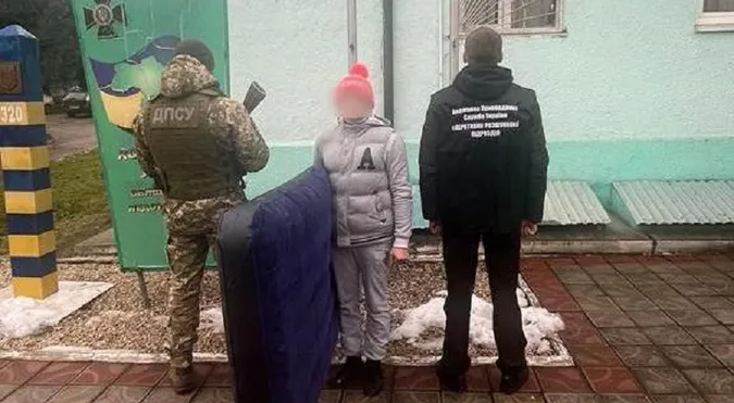 На матраці та у дитячій шапці: українець вчетверте хотів втекти за кордон (фото)
