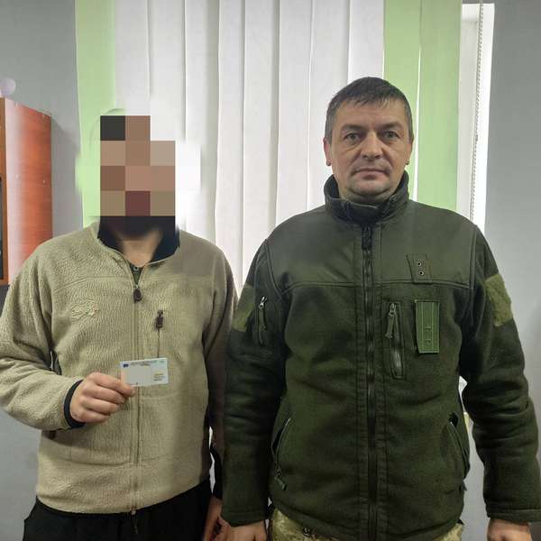 У Луцькому СІЗО засудженому видали ID-паспорт громадянина України (фото)