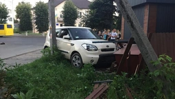 Аварія на Ковельській: авто "вилетіло" на тротуар і травмувало дитину (фото)