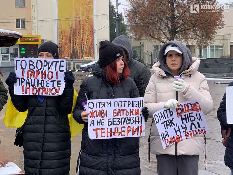 «Досить красти»: у Луцьку – акція з вимогою витрачати більше на ЗСУ (фото)
