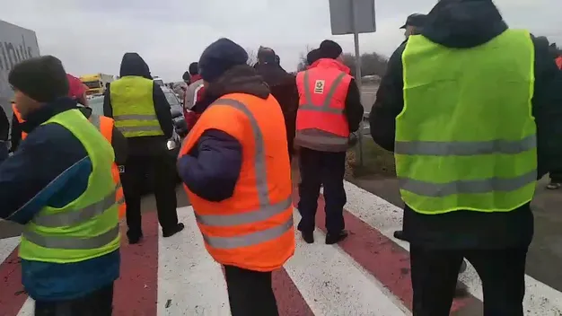 Водії перекрили дорогу біля «Ягодина» (відео)