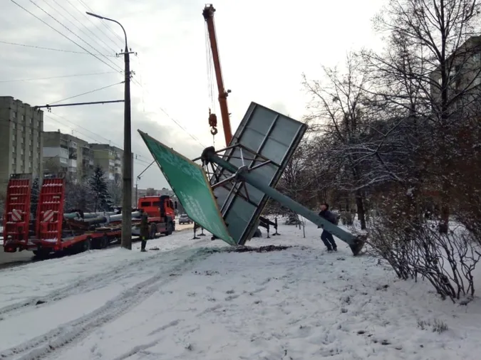 У Луцьку демонтовують білборди: показали, як це відбувається (відео)
