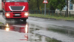 Фірма "Аміла" ремонтує дорогу у Любомлі в дощ і град, – ЗМІ (відео)