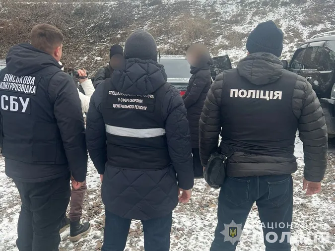 На Сумщині на хабарі у $3000 затримали працівницю ТЦК (фото)