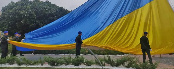 У Луцьку нацгвардійці тренувалися підіймати найбільший стяг Волині (відео)