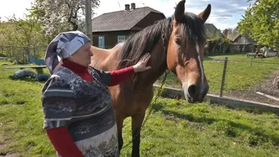 На Волині бабусі-волонтерки плетуть килимки для військових (відео)
