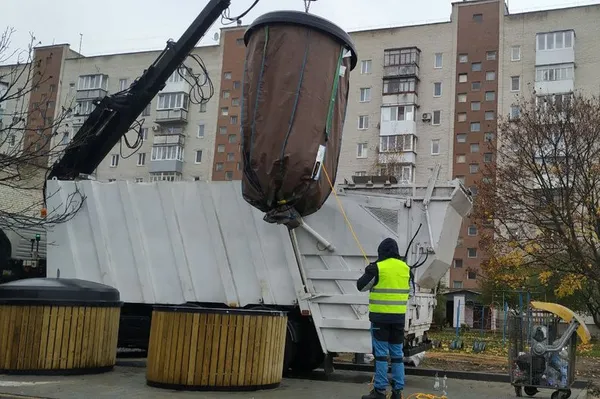 У Луцьку встановили десяток напівпідземних контейнерів для сміття (фото, відео)