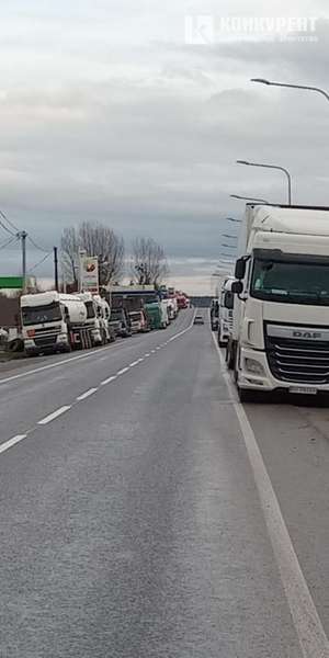 Вантажівки очікують на перетин кордону