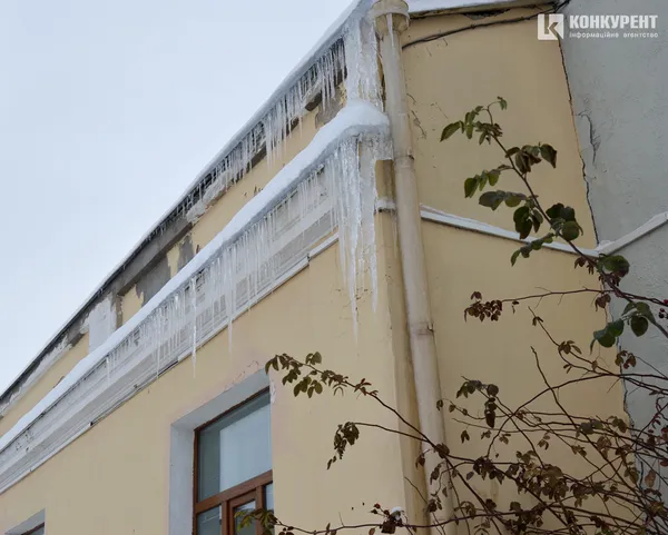 Дивіться вгору: у Луцьку бурулькова загроза (ФОТО)