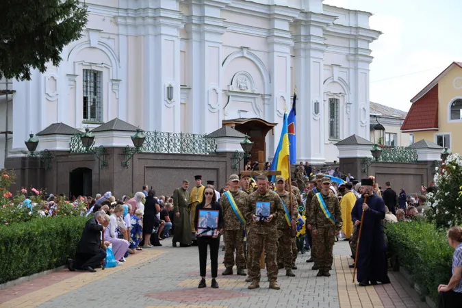 У Луцьку в останню дорогу провели героя Романа Самусіка (фото)