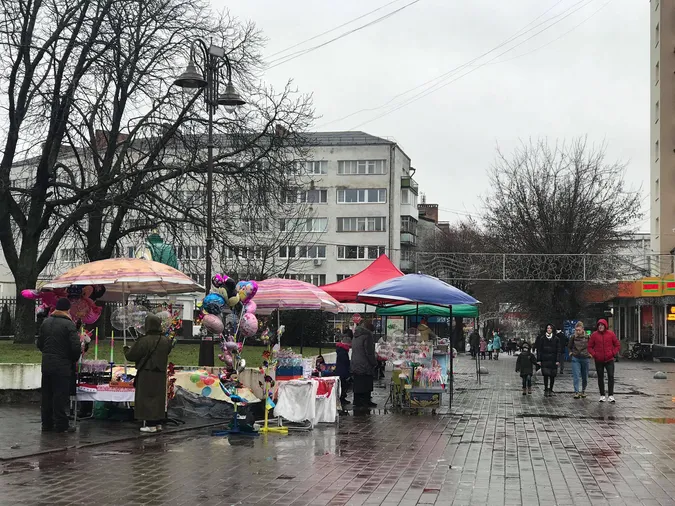 Чисто і людно: післяноворічний Театральний майдан Луцька (фото)