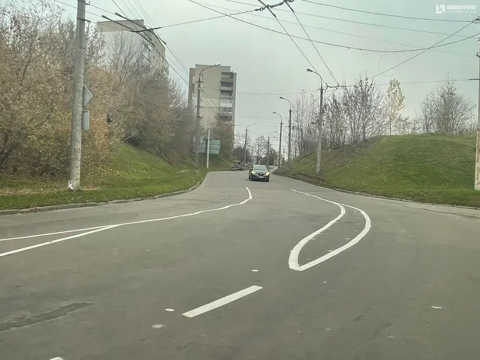 У Луцьку малюють нову розмітку на вулиці Глушець (фото)