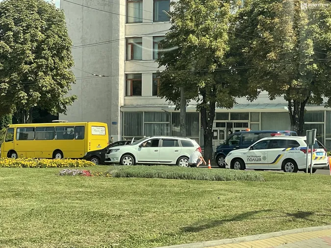 У Луцьку на кільці влупилися два легковики (фото)