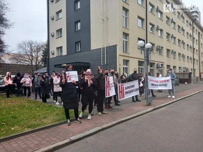 «Юра, виходь»: волинські підприємці страйкують під стінами поліції (фото, відео)