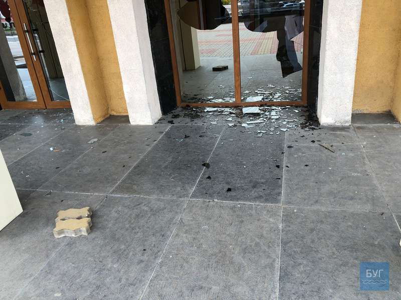 У Нововолинську хуліган побив двері та вікна у міськраді (фото)