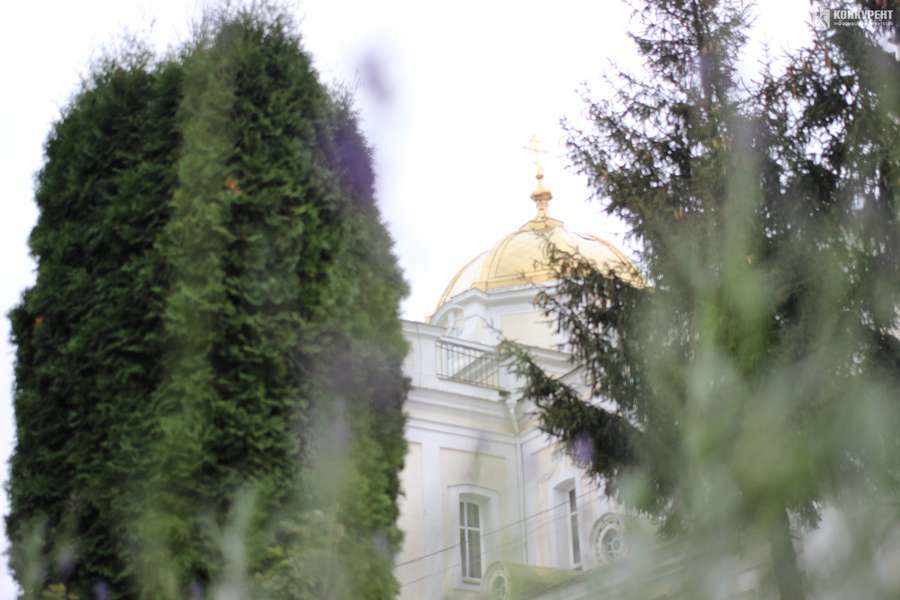 У Свято-Троїцькому соборі у Луцьку доцвітають останні квіти (фото)