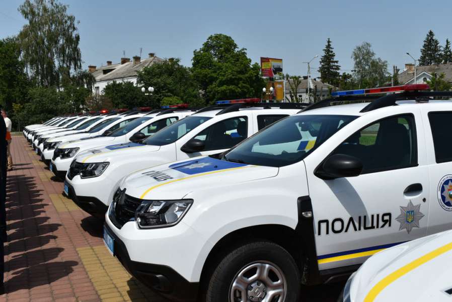 Поліцейські «Renault Duster» 2020 року випуску. Фото управління інформаційної політики та цифрової трансформації облдержадміністрації><span class=