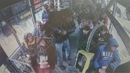 У Львові неадекват побив палицею 13-річну дівчинку в тролейбусі (відео)