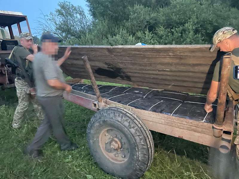 На Волині трактор тягнув підводу з сигаретами до Польщі (фото)