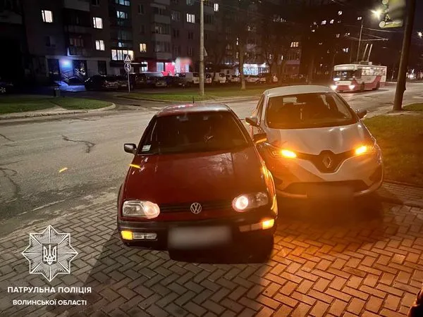 Обгін на перехресті: у Луцьку на Молоді сталася аварія (фото, відео)