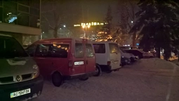 У центрі Луцька – стихійна стоянка авто (фотофакт)