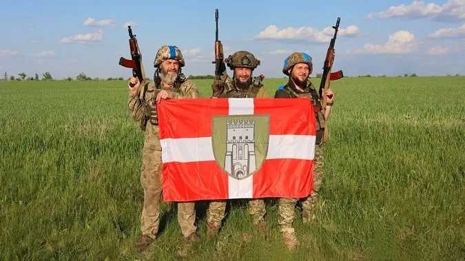 Воїни 100-ї бригади підняли на Донеччині новий мотиваційний прапор (фото)
