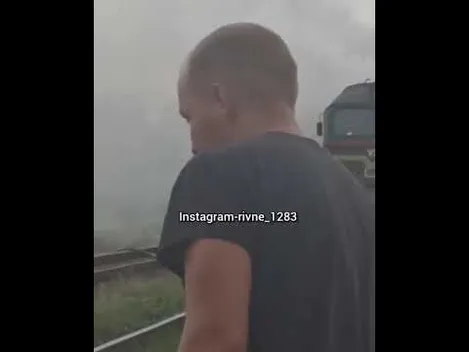 Під Рівним на ходу загорівся поїзд (відео)
