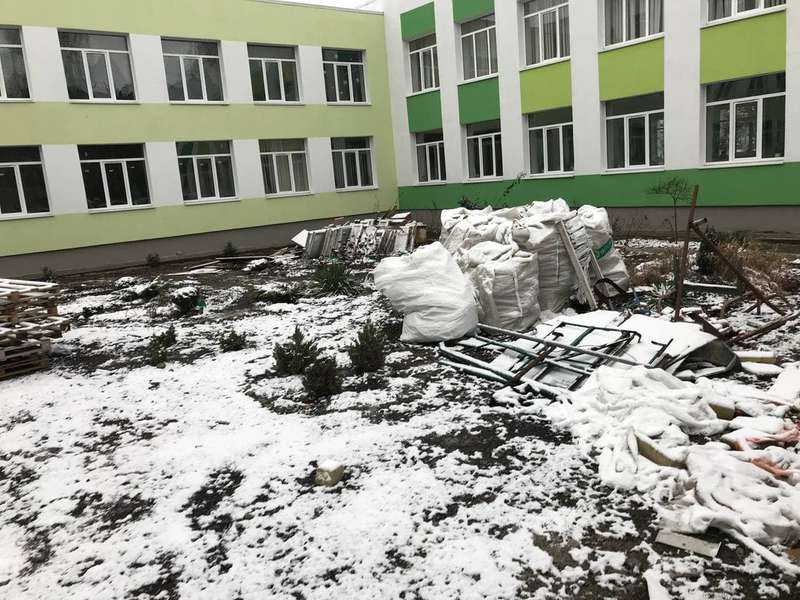 Екологи змусили забрати будівельне сміття біля школи в Луцьку (фотофакт)