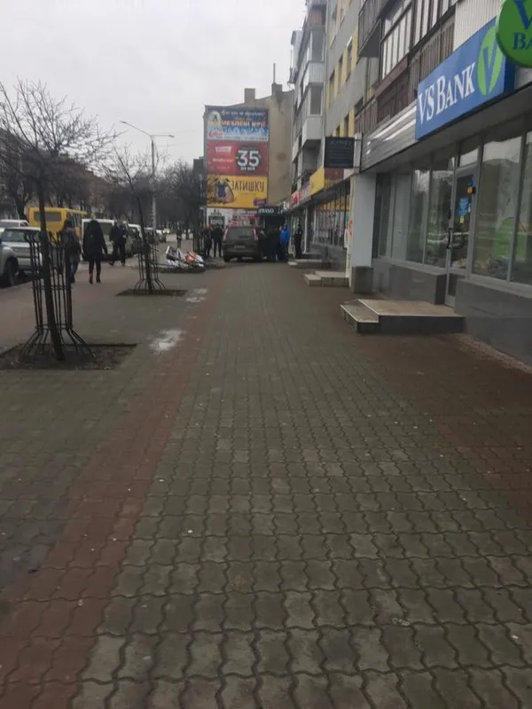У Луцьку п'яний водій на «євробляхах» зніс рекламну конструкцію (фото)