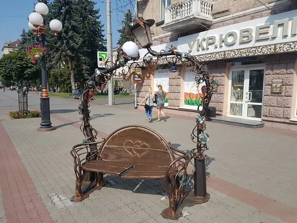 У Луцьку лавку «закоханих ліхтарів» повернули на місце  (фото)