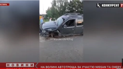 Потрощені авто: на Камінь-Каширщині Nissan в'їхав у припаркований Chery (відео)