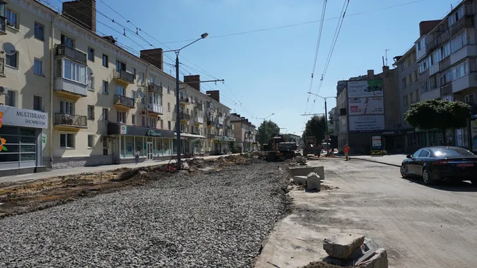 Вкладають щебеневий шар: що коїться на проспекті Волі у Луцьку (фото)