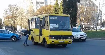 У Луцьку молодик кидався на маршрутку з кулаками (відео)