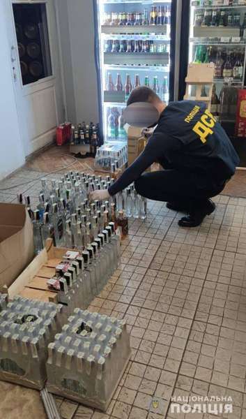 720 літрів алкоголю та 8200 пачок сигарет: волинські поліцейські викрили спритників (фото, відео)