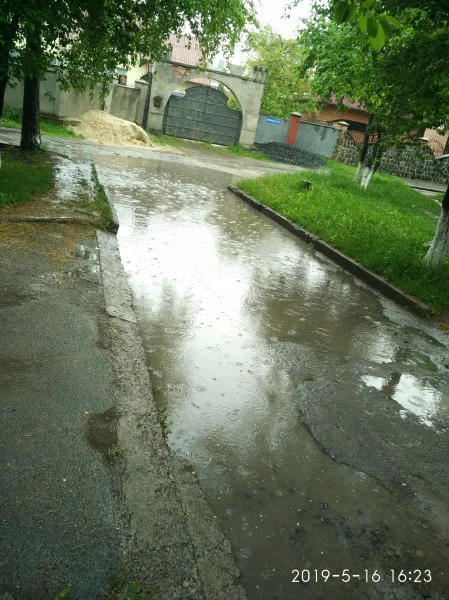 Лучани втретє просять залатати ямку на прибудинковій території (фото)