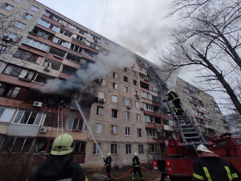 У Києві снаряд потрапив у житловий будинок: загинуло двоє людей (фото)