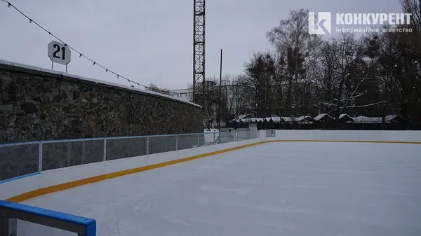 У центрі Луцька відкрили ковзанку (фото)