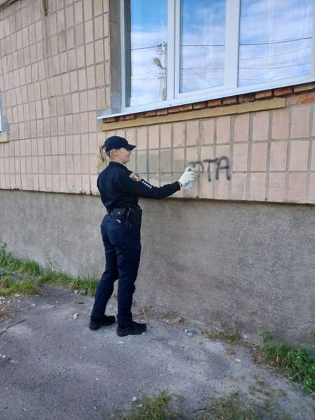 У Луцьку замалювали рекламу наркотиків на парканах і стінах (фото)