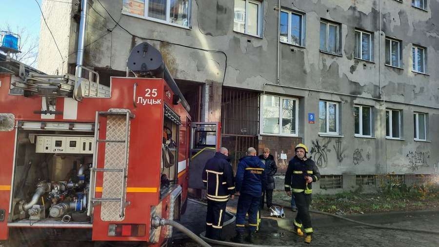 У центрі Луцька сталася пожежа – евакуювали весь будинок (фото, відео)