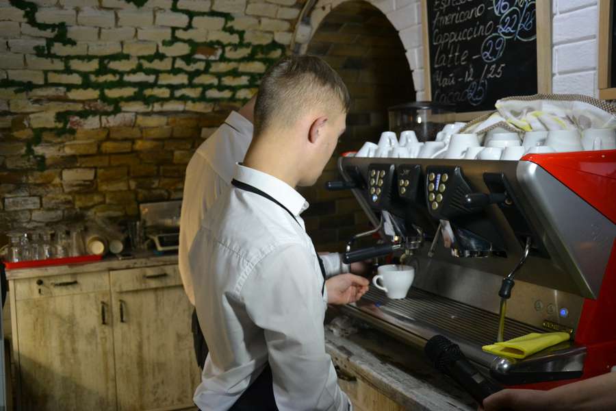 У Луцьку запрацювала кав'ярня «Старе місто» з «сонячними» офіціантами (фото)