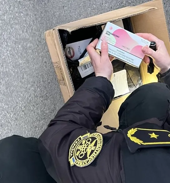 🚬 В автобусі «Прага-Краматорськ» на Волинь везли пів тисячі блоків рідини для «електронок»