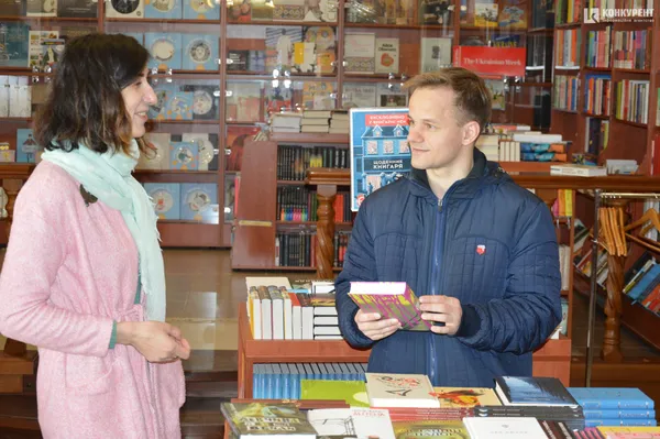 Анна Луцюк допосагає з вибором книги