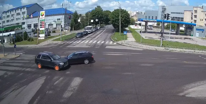 У Луцьку на перехресті не розминулися Skoda та Volvo (відео)
