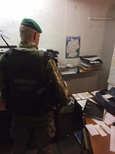 Біля «Ягодина» підробляли документи на автомобілі (фото) 