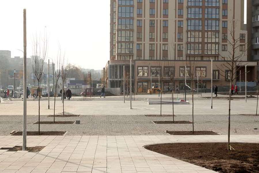 Ще тиждень: у Луцьку завершують облаштування площі перед РАЦСом (фото, відео)